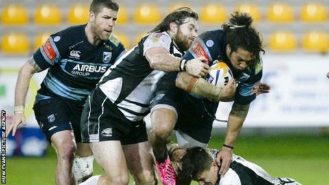 Blues’ Isaia Tuifua is tackled by Tommaso Iannone