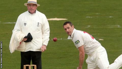 Dean Cosker bowling for Glamorgan
