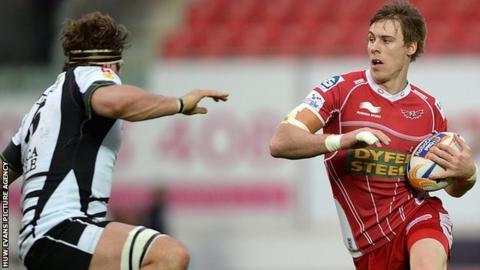 Liam Williams on the attack