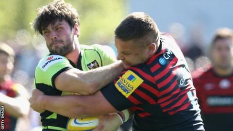 Ben Foden and Richard Barrington battle for the ball