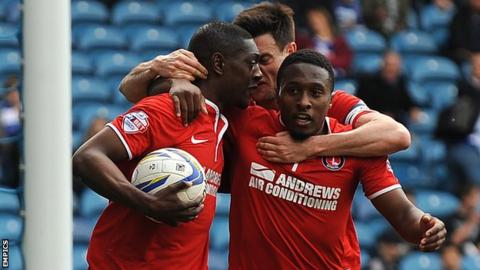 Marvin Sordell (l) celebrates with Johnnie Jackson and Callum Harriott