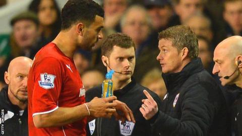Steven Caulker talks to manager Ole Gunnar Solskjaer during a game