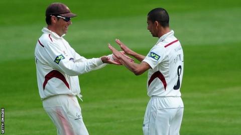 Somerset's Marcus Trescothick (l) and Alfonso Thomas (r)