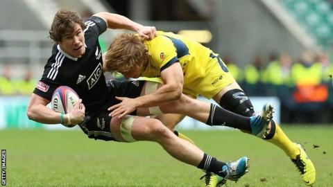 New Zealand's Sam Dickson and Australia's Jesse Parahi