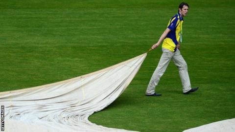 Glos v Glam rain