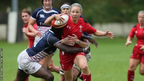 Wales winger Elinor Snowsill is tackled by USA's Vanesha McGee and Carmen Farmer.