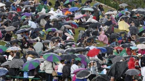 Wimbledon fans shelter on Henman Hill