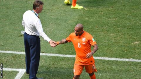 Nigel de Jong leaves the field against Mexico