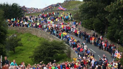 Crowds at Grinton Moor