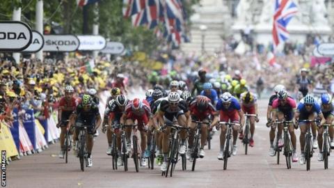 Marcel Kittel (centre) wins the sprint down The Mall