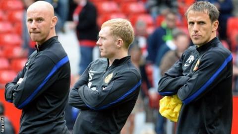 Nicky Butt (l) and Phil Neville (r) with Paul Scholes