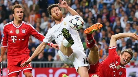 Xabi Alonso (centre) in action