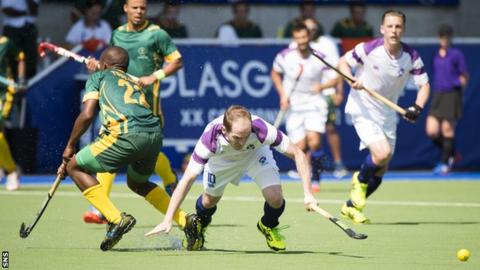Scotland's Gordon McIntyre (right) skips away from Lungile Tsolekile