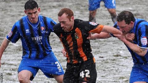Harry Crawford (centre) battles with Cheltenham's Billy Jones (left) and Steve Elliott (right).