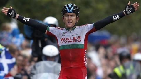 Wales' Geraint Thomas celebrates gold