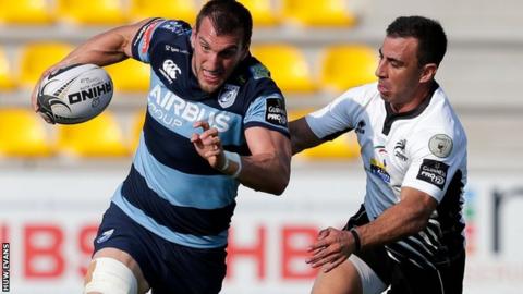 Sam Warburton holds off Luciano Orquera of Zebre