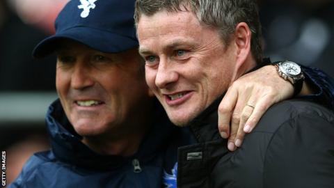 Tony Pulis (L) and Ole Gunnar Solskjaer (R)