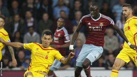 Cheikhou Kouyate (second right)