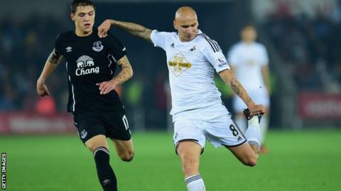 Jonjo Shelvey in action for Swansea City against Everton