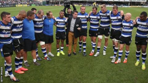 Mike Ford gives a team talk to Bath players