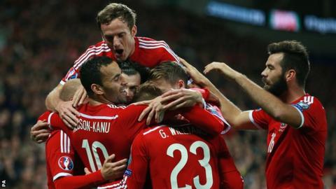 Wales players celebrate Hal Robson-Kanu's second goal