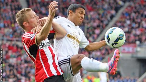Jefferson Montero in action for Swansea against Sunderland