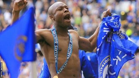 William Gallas celebrates winning the Premier League with Chelsea