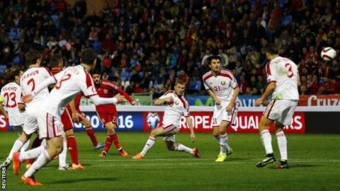 Isco (centre)