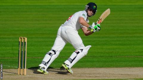 Wicketkeeper Mark Wallace will again captain Glamorgan in 2015