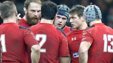 Dan Biggar talks to his team-mates