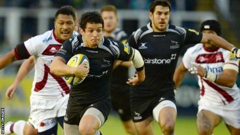 Juan Pablo Socino outpaces the Sale defence