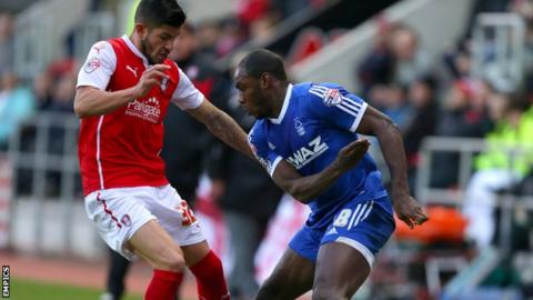 Rotherham United's Emmanuel Ledesma (l) challenges Nottingham Forest's Michail Antonio