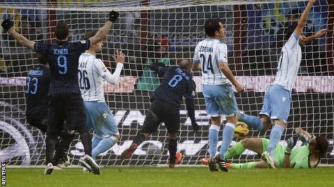 Inter Milan striker Rodrigo Palacio (centre) scores his first goal of the season