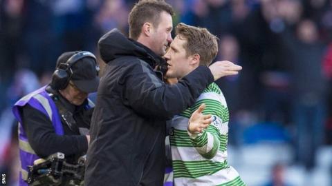 Celtic manager Ronny Deila embraces Kris Commons after the win against Rangers