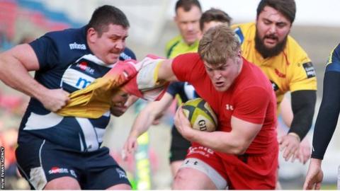 Sale's Eifion Lewis-Roberts takes the shirt off Scarlets' Darren Harris