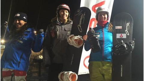 Zoe Gillings (r)