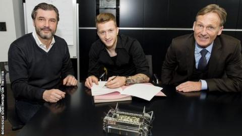 Borussia Dortmund attacking midfielder Marco Reus signs his new deal with the club