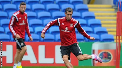 Paul Dummett (L) watches Real Madrid's Gareth Bale (R) during a Wales training session