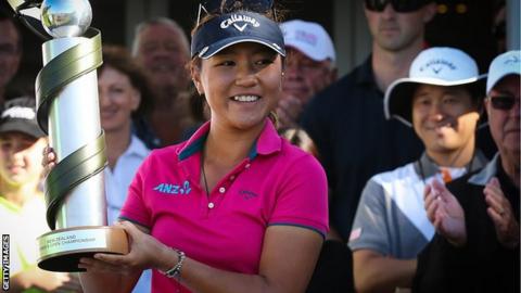Lydia Ko with New Zealand Open trophy