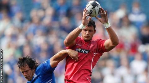 Aaron Shingler wins a lineout for the Scarlets