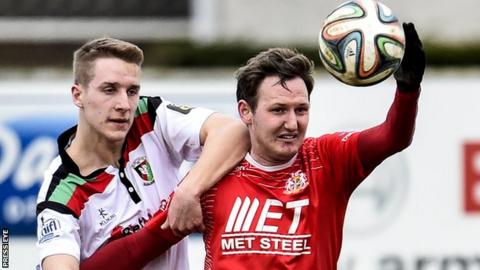 Johnny Addis of Glentoran and Portadown's Gary Twigg
