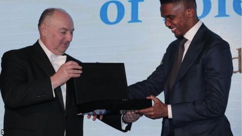 Samuel Eto'o receives his award