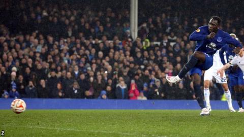 Romelu Lukaku scores