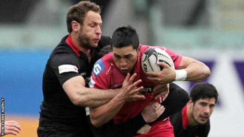 Regan King is halted by Andries Strauss and Jack Cuthbert