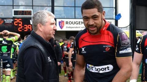 Lyn Jones congratulates Taulupe Faletau