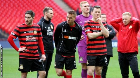 Wrexham players look dejected after losing the 2015 FA Trophy final