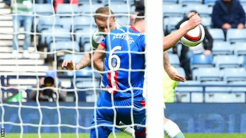 Josh Meekings blocks Leigh Griffiths' header at Hampden