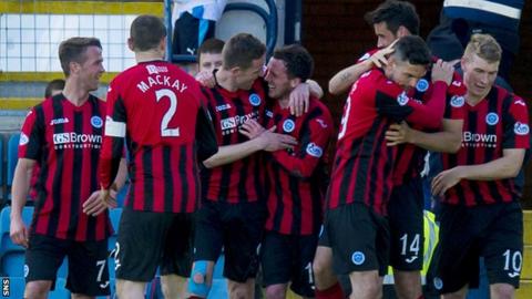 St Johnstone's Danny Swanson (centre) celebrates with team-mates after opening the scoring at Dens Park