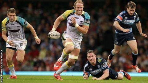 Alun Wyn Jones (second left)