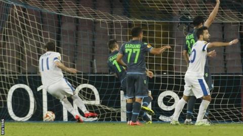 Yevhen Seleznyov scores